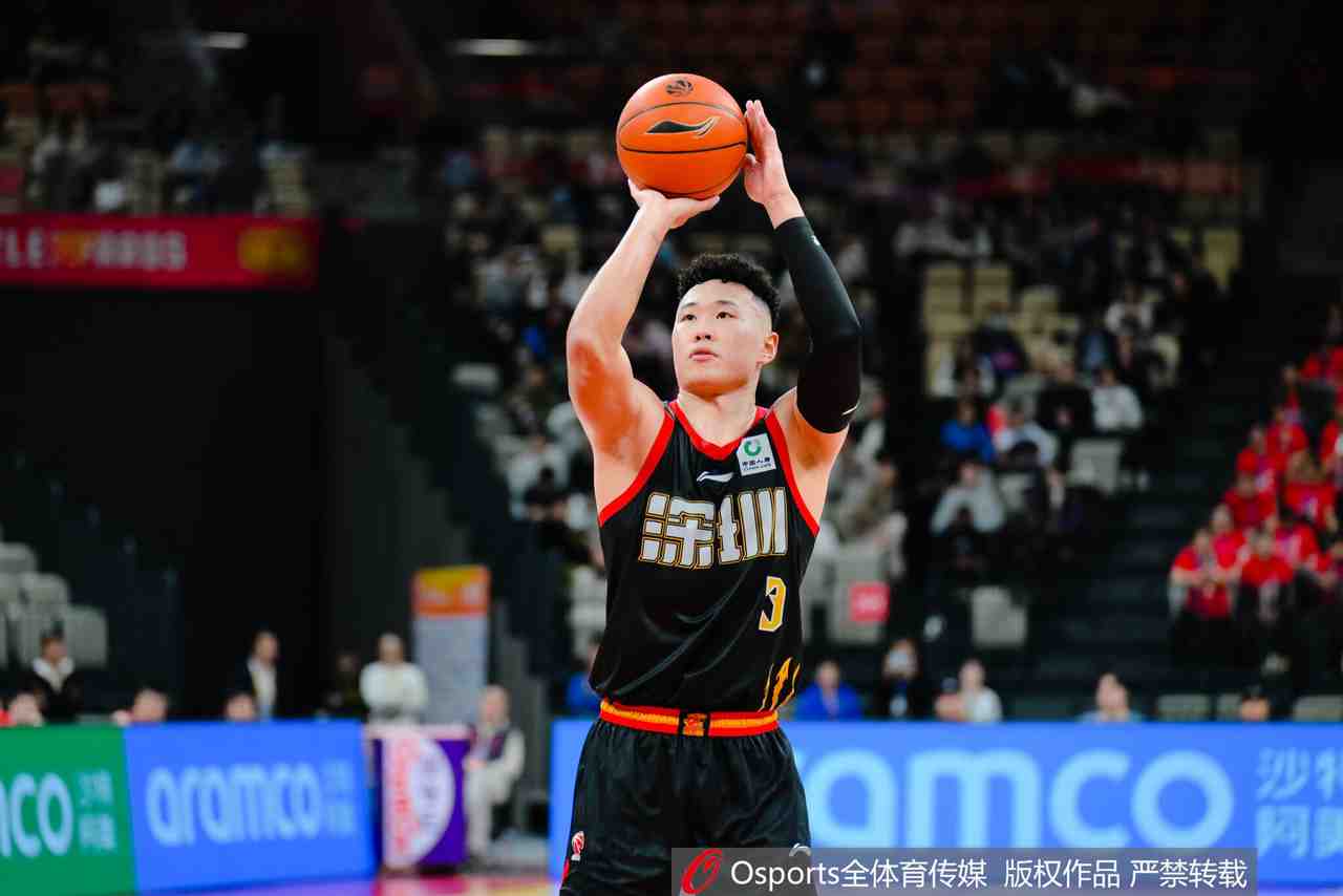 一手好跳投！贺希宁半场7中5拿到13分6板2助 连续漂移中投命中